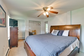 3 bedrooms, laptop workspace, iron/ironing board, bed sheets