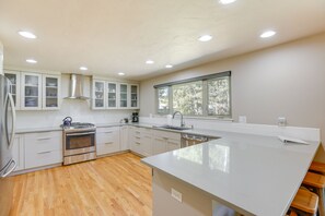Microwave, oven, stovetop, dishwasher - Bend Vacation Rental w/ Hot Tub & Patio! (Bend)