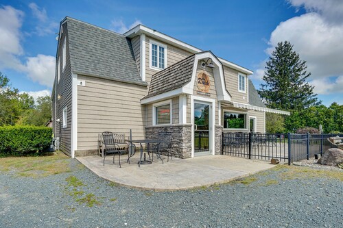 Buskirk Vacation Rental w/ Deck & Putting Green!