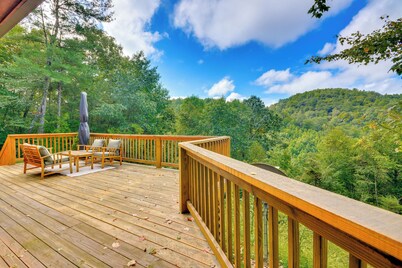 Mtn View + Fire Pit: Pet-friendly Woodlawn Cabin!