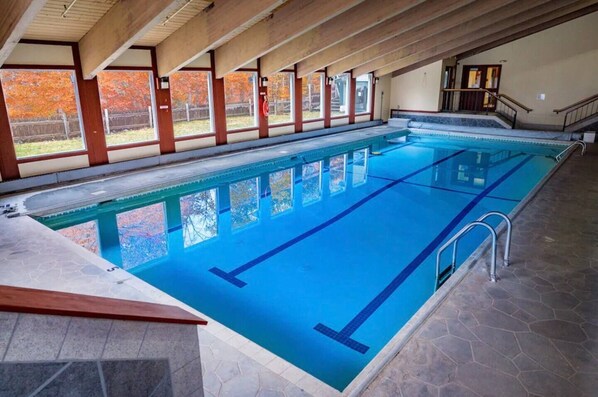 Alberca techada y alberca al aire libre