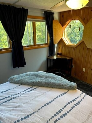 3 bedrooms, desk, iron/ironing board, free WiFi