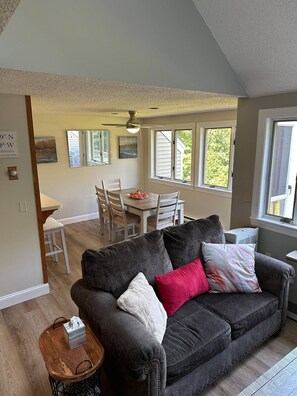 Smart-TV, Kamin, DVD-Player, Bücher