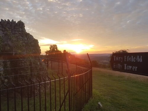 2 bed cottage - vg walking & mountain biking area.