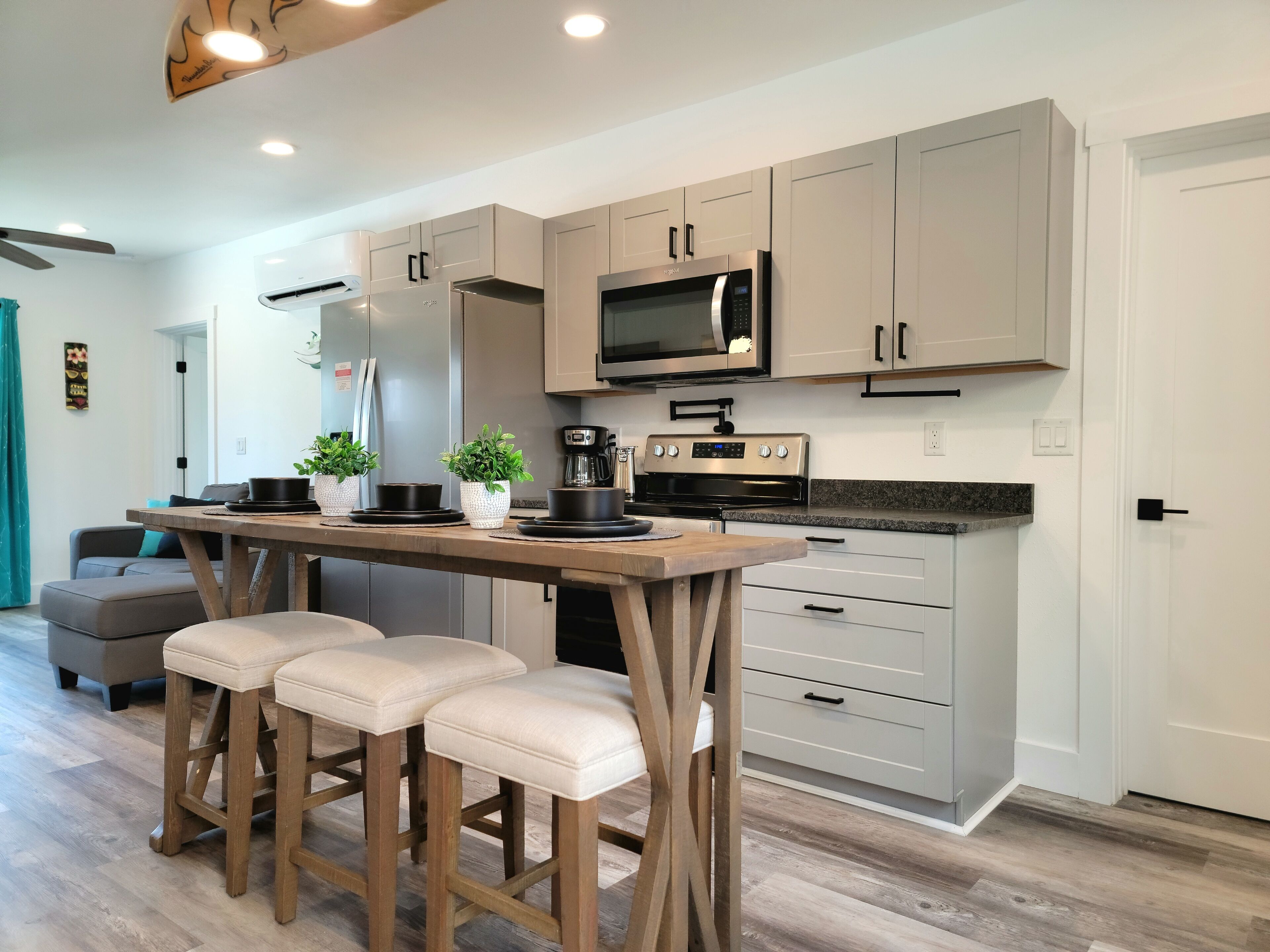 Jääkaappi, mikroaaltouuni, uuni, liesi