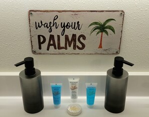 Een haardroger, handdoeken, zeep, shampoo