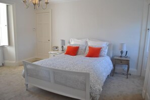 3 Schlafzimmer, Bügeleisen/Bügelbrett, Bettwäsche