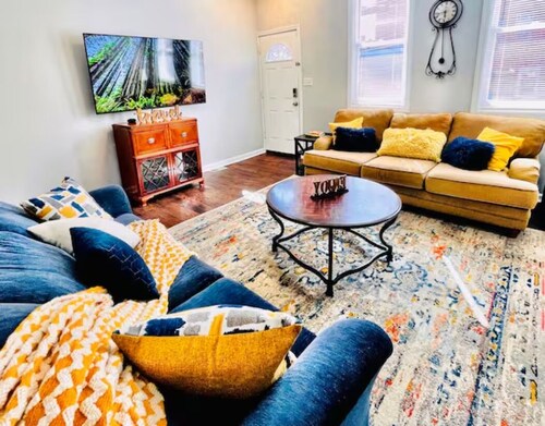 WALK to ACRISURE  & PNC Park + FREE Private Park 2 King beds/3 BA Sleeps 6