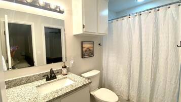 Haartrockner, Handtücher, Seife, Shampoo