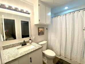 Hair dryer, towels, soap, shampoo - Midtown Escape - located in the heart of Graham, Texas (Graham)