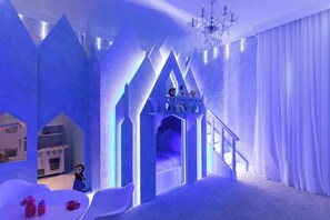 8 室のベッドルーム、アイロン / アイロン台、旅行用ベビーベッド、WiFi (無料)