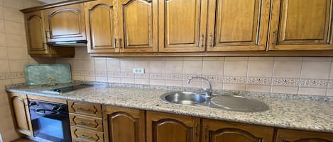 Fridge, oven, coffee/tea maker, electric kettle