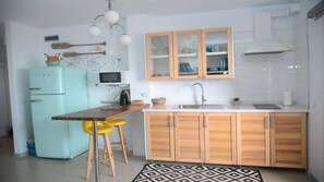 Kühlschrank, Mikrowelle, Wasserkocher mit Kaffee-/Teezubehör