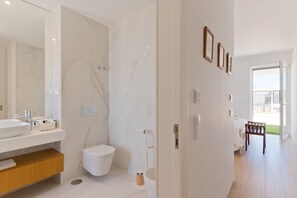 Badewanne, Haartrockner, Handtücher