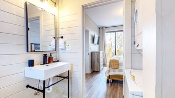 2 slaapkamers, een strijkplank/strijkijzer, internet, beddengoed