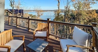 Newly built cabin overlooking Douglas Lake w/ hot tub & free attraction tickets