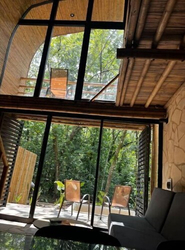 Cabaña de Piedra y Bambú en la Selva