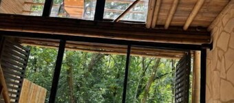 Cabaña de Piedra y Bambú en la Selva