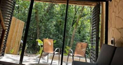 Cabaña de Piedra y Bambú en la Selva