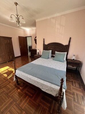 6 quartos, ferros/tábuas de passar roupa, Wi-Fi, roupa de cama