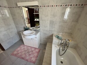 Secador de cabelo, bidê, toalhas de banho, sabonete