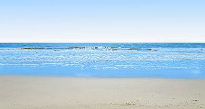 Coastal condo with balcony, washer/dryer, heated pool, hot tub, & tennis courts