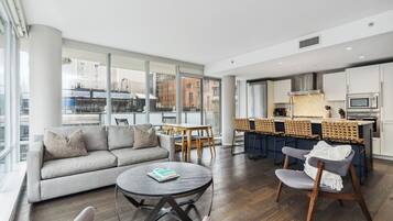 Smart TV, fireplace