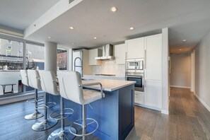 Geladeira, micro-ondas, fogão, cooktop