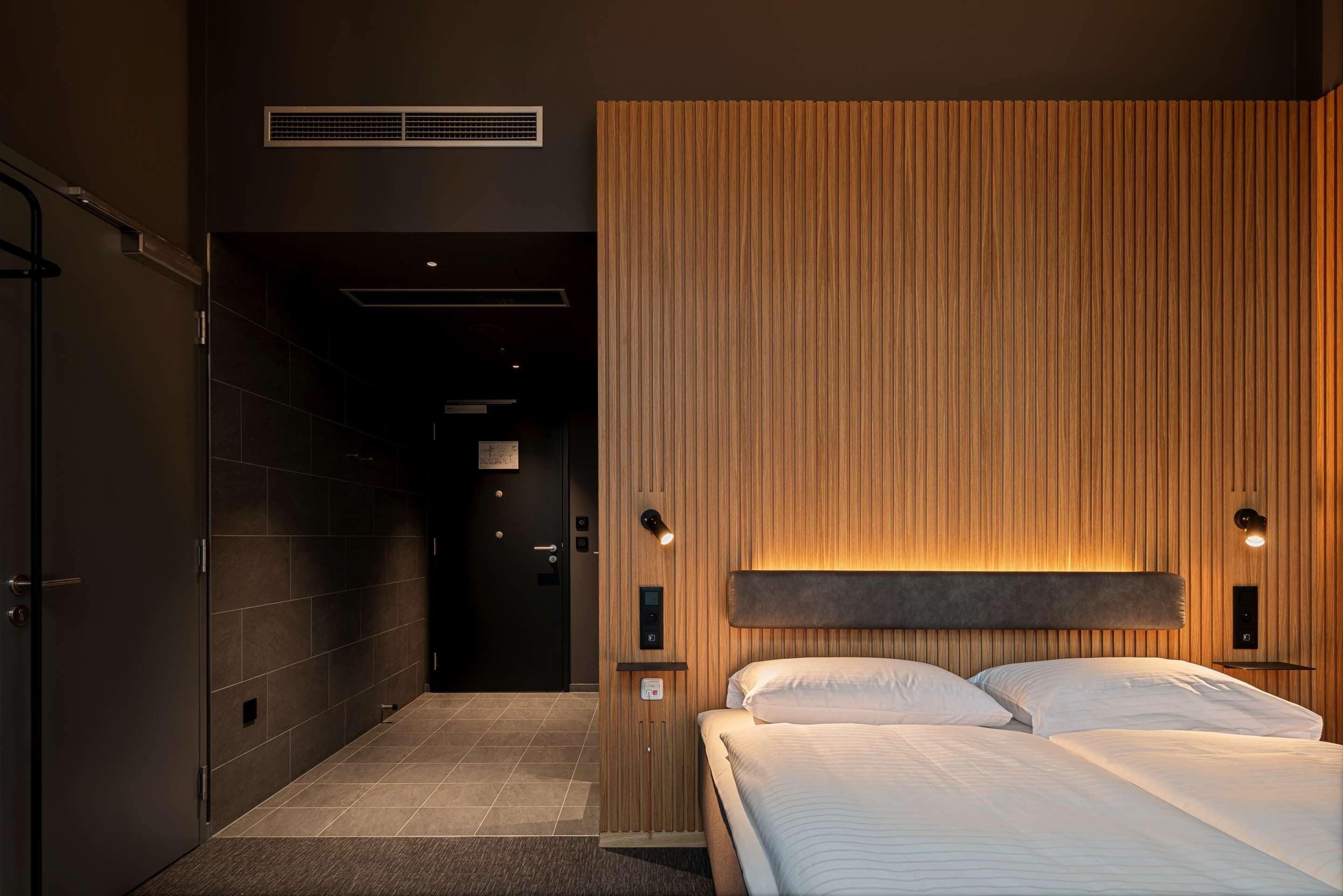 Chambre avec lits jumeaux, accessible aux personnes à mobilité réduite | Literie hypoallergénique, bureau