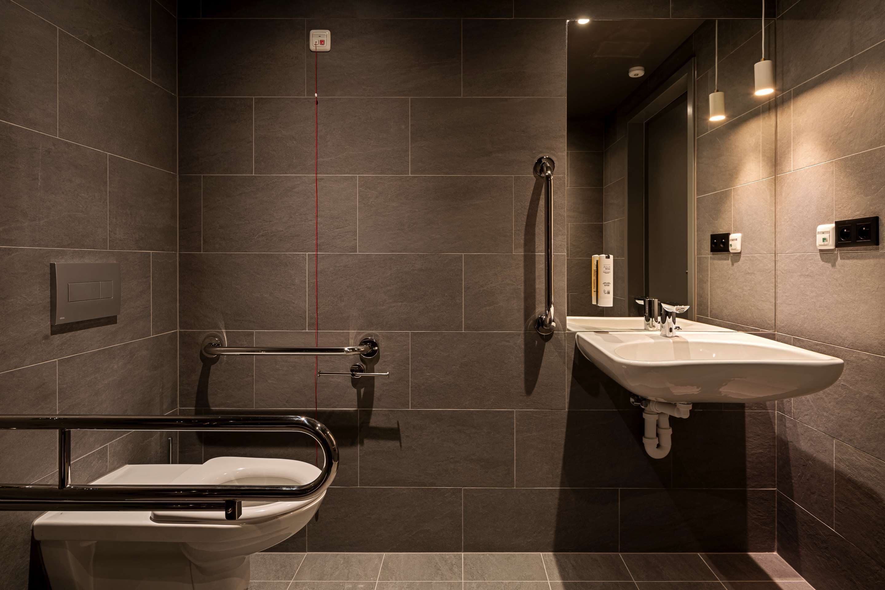 Une salle de bain moderne équipée d’une baignoire, de toilettes et d’un lavabo.