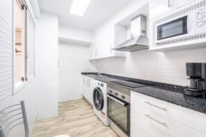 Een koelkast, een magnetron, een oven, een kookplaat