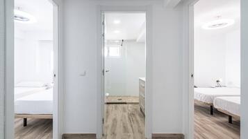 3 slaapkamers, een strijkplank/strijkijzer, gratis wifi, beddengoed