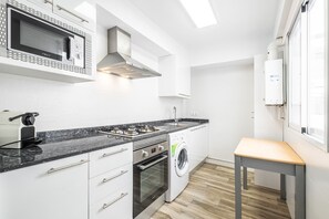 Een koelkast, een magnetron, een oven, een kookplaat
