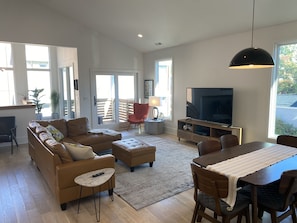 Smart TV - Luxury private apartment in downtown Louisville with parking.  (Louisville)