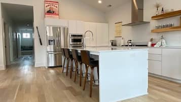 Kühlschrank, Mikrowelle, Ofen, Geschirrspüler