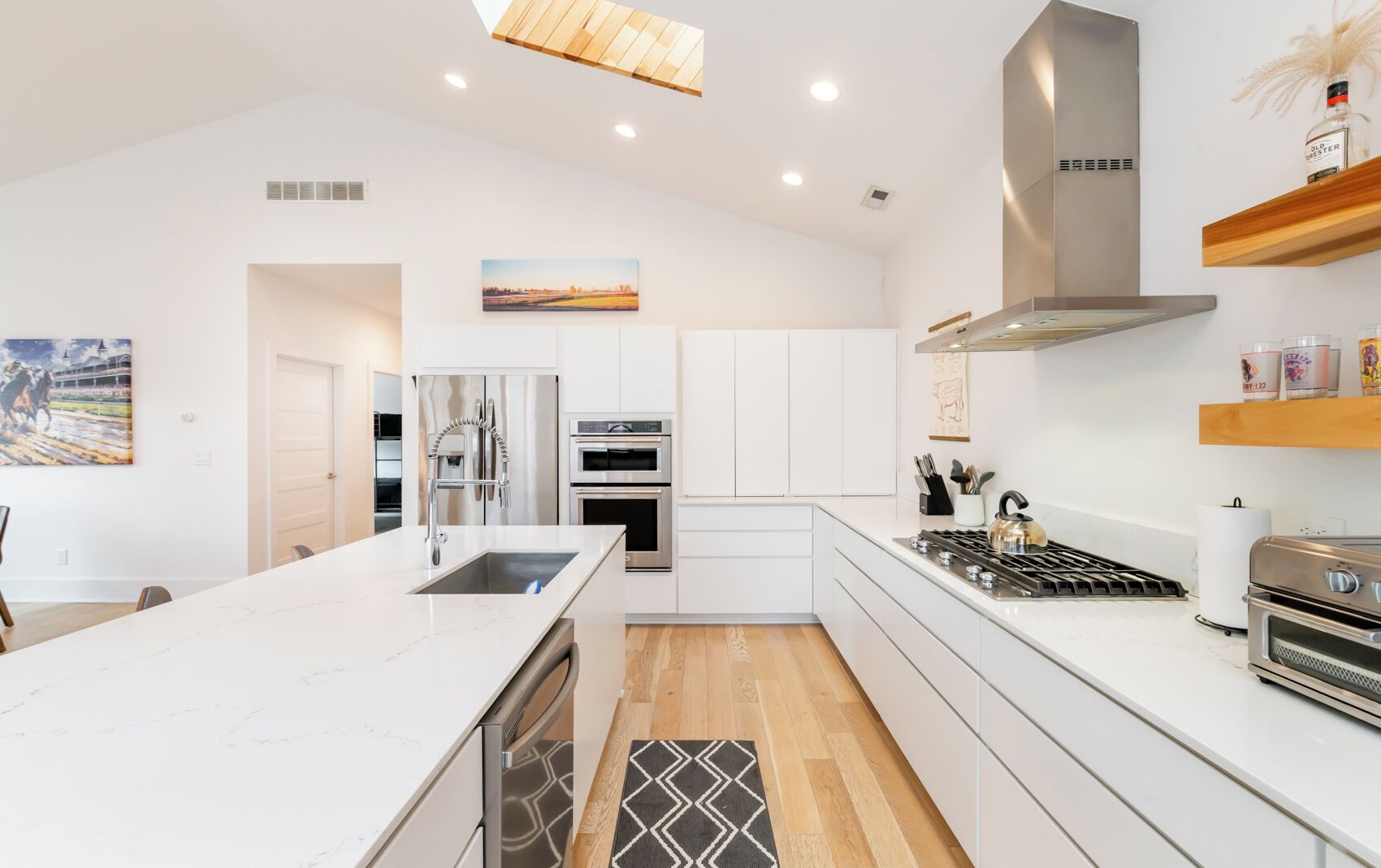 Kylskåp, mikrovågsugn, ugn och diskmaskin