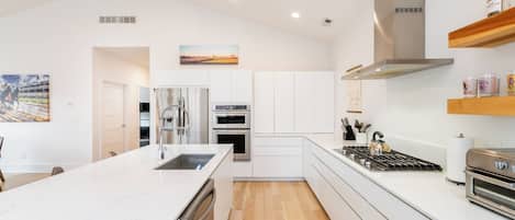 Kjøleskap, mikrobølgeovn, ovn og oppvaskmaskin