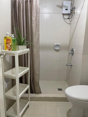Dusche, Bidet, Handtücher, Seife