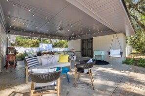 Outdoor dining - Cozy - Organic Modern - Bungalow (Tallahassee)