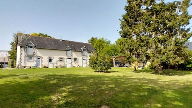 A large house with a spacious lawn and a tall tree. - Gîte-appartement sur la Côte D'emeraude (Beaussais-sur-Mer)