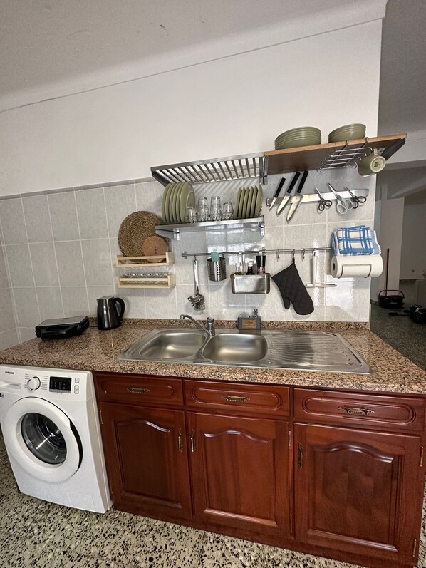 Geladeira, fogão, talheres/pratos/utensílios de cozinha