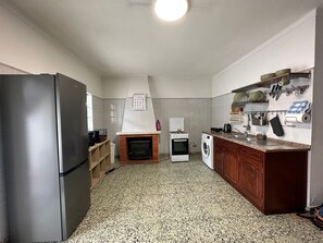 Geladeira, fogão, talheres/pratos/utensílios de cozinha