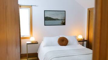 2 bedrooms, travel crib, free WiFi, bed sheets