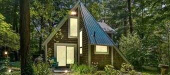Idyllic A-Frame in Michigan's Harbor Wine Country- Pet friendly!