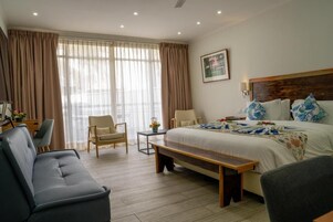 Caja de seguridad en la habitación y escritorio 