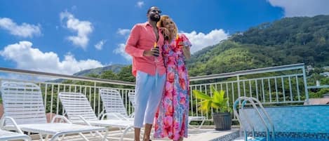 Piscine extérieure, chaises longues