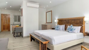 Ein Schlafzimmer mit einem Bett, Nachttischen, einem Schreibtisch und einem Stuhl.
