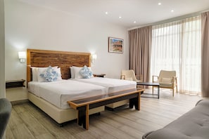 Deluxe Double Room | Peti besi dalam bilik, meja, ruang kerja komputer riba 