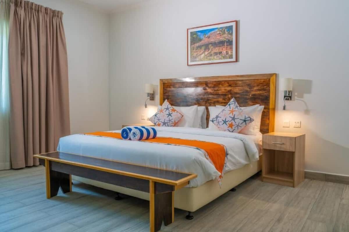 Villa | In-room safe, desk, laptop workspace, blackout curtains
