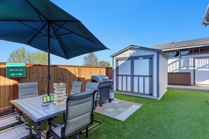 Outdoor dining - The Gather House! Super clean, Super comfortable and Super private! (The Dalles)